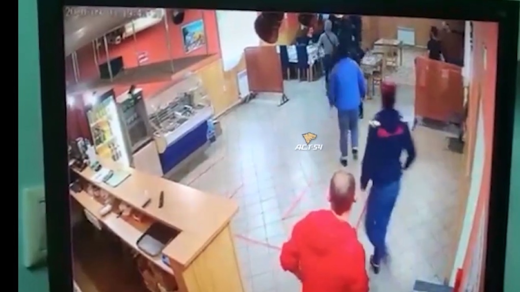 Куда ранен файзов. Драка в популярном кафе камера видеонаблюдения. Мужчина ворвался в кафе в Кемерово.
