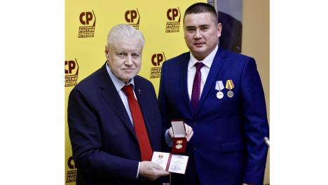 Сергей Михайлович Миронов лично наградил медалью героя СВО из Омской области