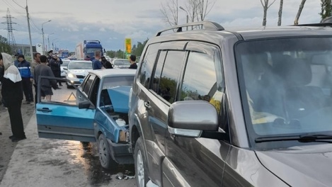 В Омске водитель ВАЗ-21099 умер сразу после того, как врезался в дорогой внедорожник