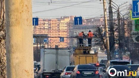 В Омске на остановке «Академия транспорта» встали троллейбусы