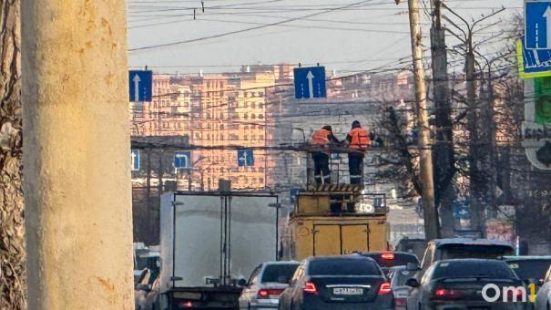 В Омске на остановке «Академия транспорта» встали троллейбусы