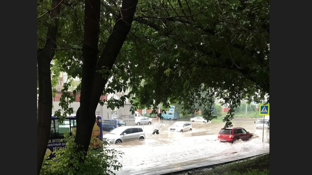 Ливнёвка не справляется: в Новосибирске затопило машины после дождя. ФОТО