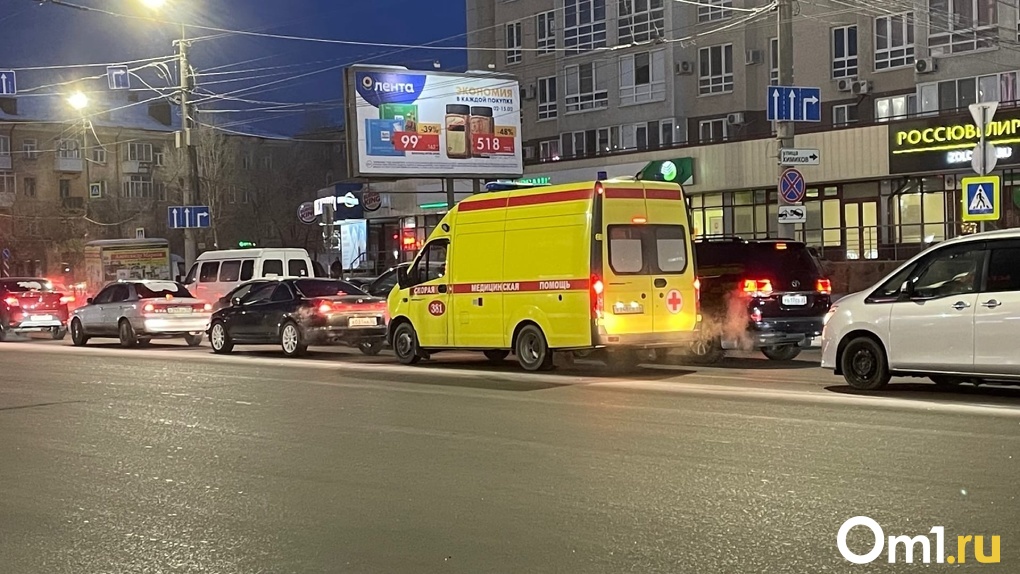 В Омске рано утром микроавтобус сбил пенсионерку