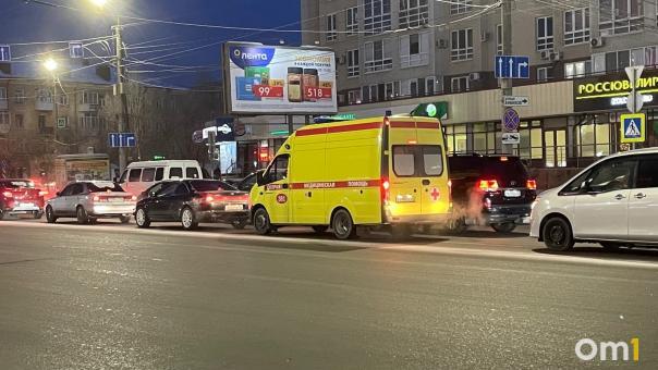 В Омске рано утром микроавтобус сбил пенсионерку