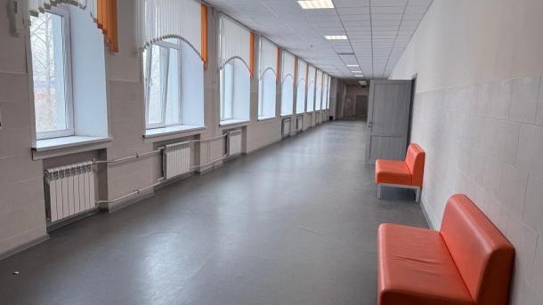 Здание школы № 84 в Новосибирске, известное ранее как госпиталь, ремонтируют по нацпроекту