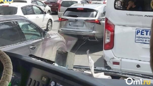 В многокилометровые пробки попали дачники из Новосибирска