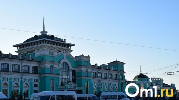 Из здания железнодорожного вокзала в Омске эвакуируют людей