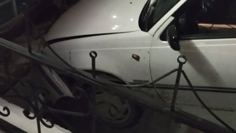 В Омской области мужчина на иномарке снёс забор и влетел в частный дом, задрав бампер машины