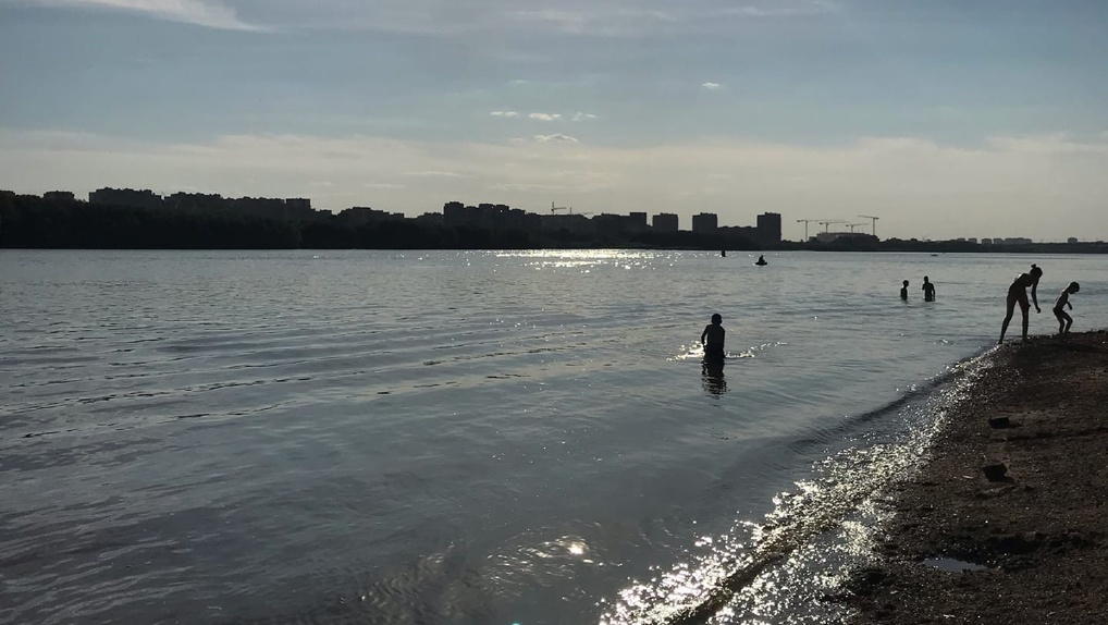 Озеро платово омская область утонула машина. Пляжи на Оми в Омске. Тара пляж Иртыш. Речной пляж. Омск река.