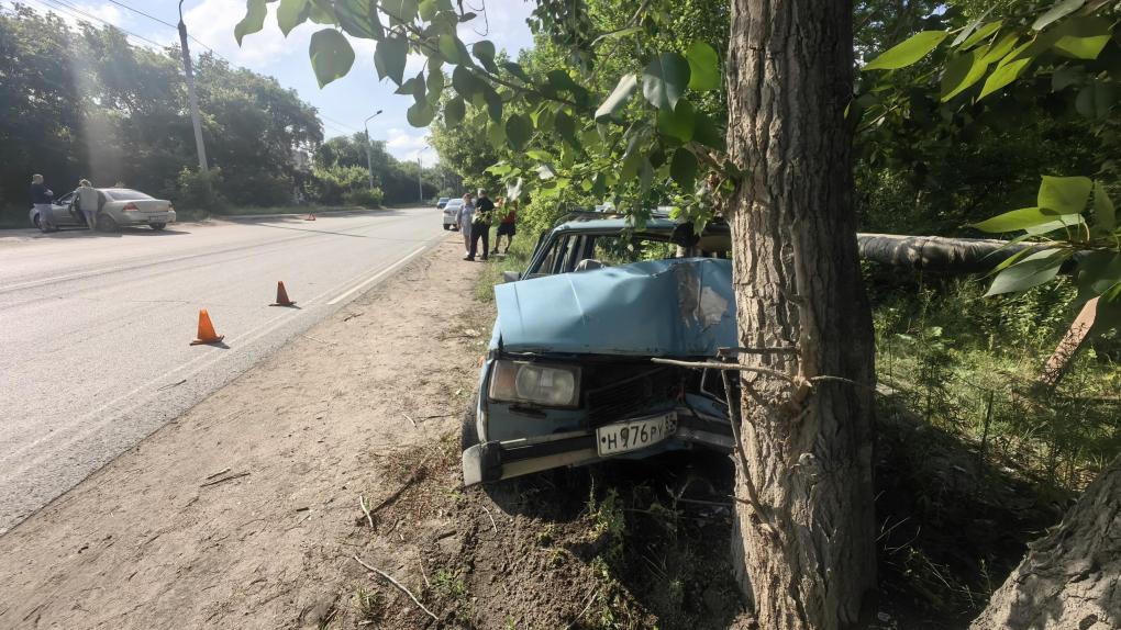На Мира иномарка отбросила машину в дерево, водитель погиб