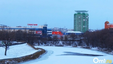 Прокладки и игрушки с сажей: в омском «Триумфе» открыли магазин товаров, которые пострадали от пожара