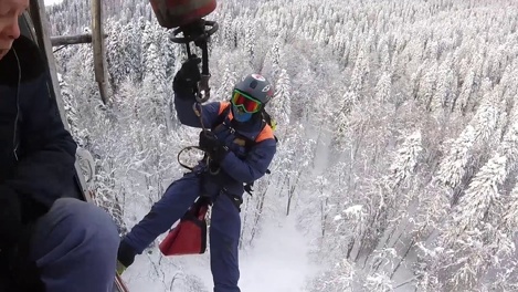Появилось видео спасения омского сноубордиста, который провёл ночь в лесу