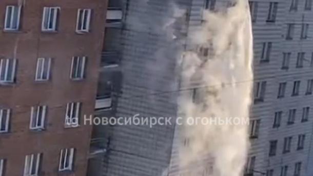 В Новосибирске с чердака девятиэтажки хлынул водопад из кипятка (ВИДЕО)