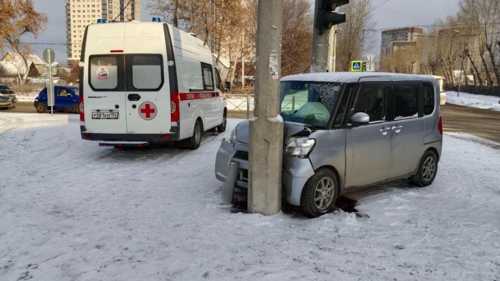 В Новосибирске водитель Daihatsu разбился насмерть, влетев в столб