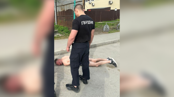 Слишком жарко для Новосибирска: тусовщики массово раздеваются в барах