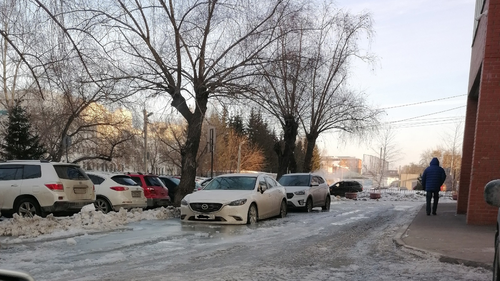 В Омске машина на затопленной улице за ночь вмерзла в лёд