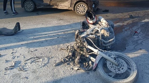 В Новосибирске загорелся мотоцикл из-за жёсткого столкновения с Subaru