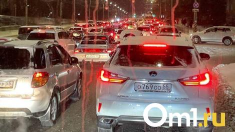 Омичи рассказали, чем занимаются в огромных пробках в канун Нового года