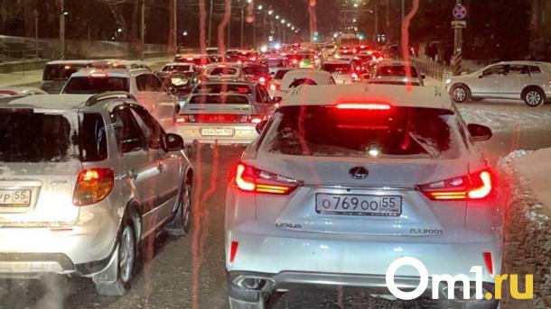 Омичи рассказали, чем занимаются в огромных пробках в канун Нового года