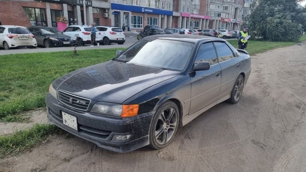 Полицейские нашли в Омском дворе в круг затонированную машину