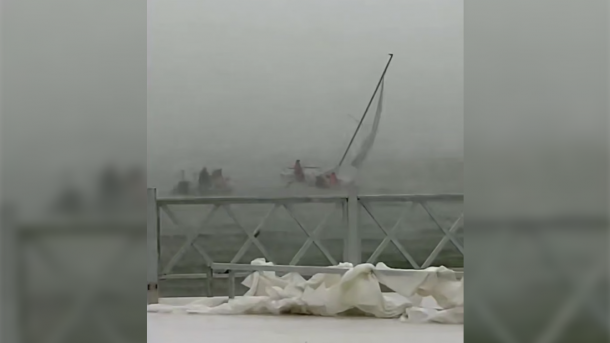 Шторм на Обском море: парусник с отдыхающими едва не перевернулся