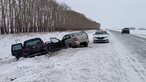 Пять человек пострадали при столкновении автомобилей под Новосибирском