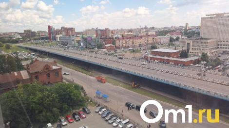 Обновят асфальт и тротуары: в Омске запланирован ремонт дороги у метромоста