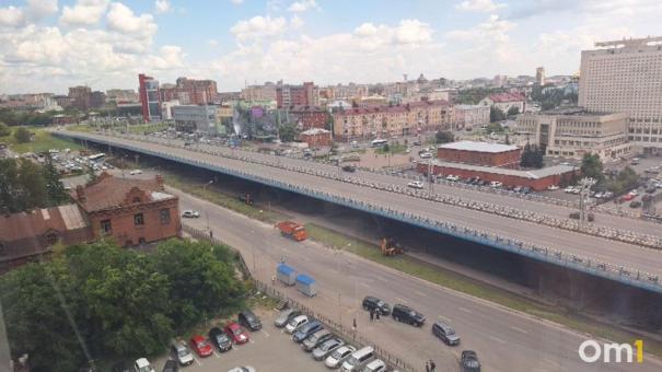 Обновят асфальт и тротуары: в Омске запланирован ремонт дороги у метромоста