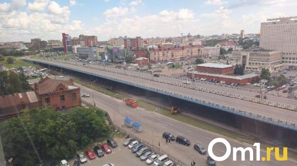 Обновят асфальт и тротуары: в Омске запланирован ремонт дороги у метромоста