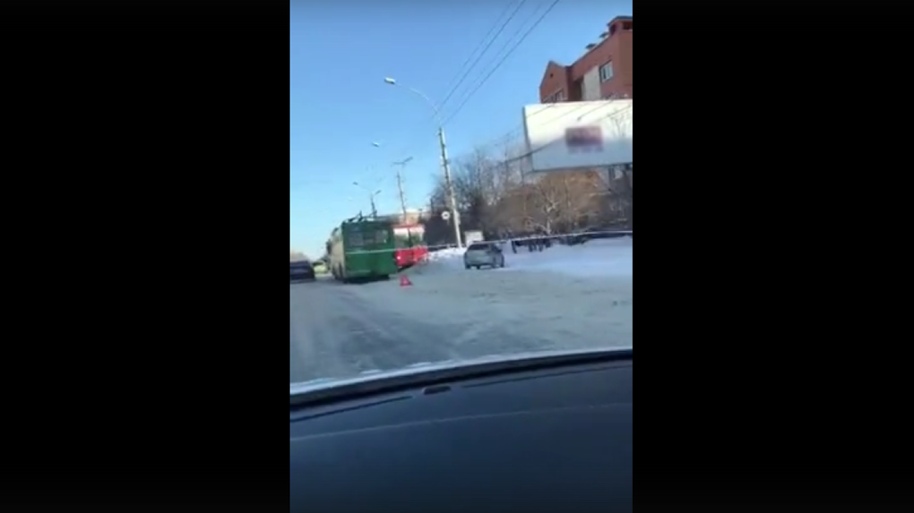 Потерял сознание и врезался в троллейбус: в Новосибирске водитель автобуса скончался после ДТП