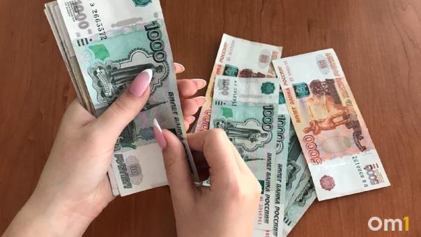 Директор школы под Омском заработала 900 тысяч рублей на детях-дворниках
