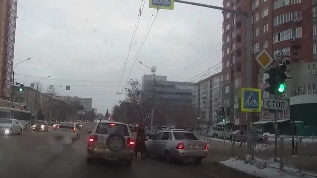 В Новосибирске водитель иномарки чудом затормозил перед пешеходным переходом. ВИДЕО