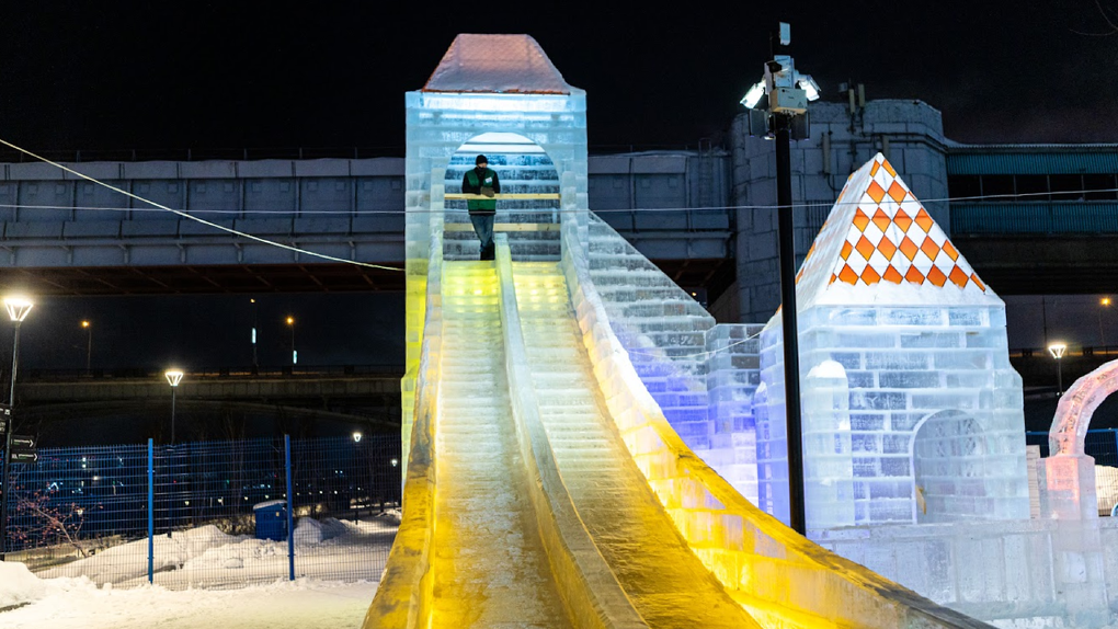 Ледовый городок начали строить на Михайловской набережной в Новосибирске