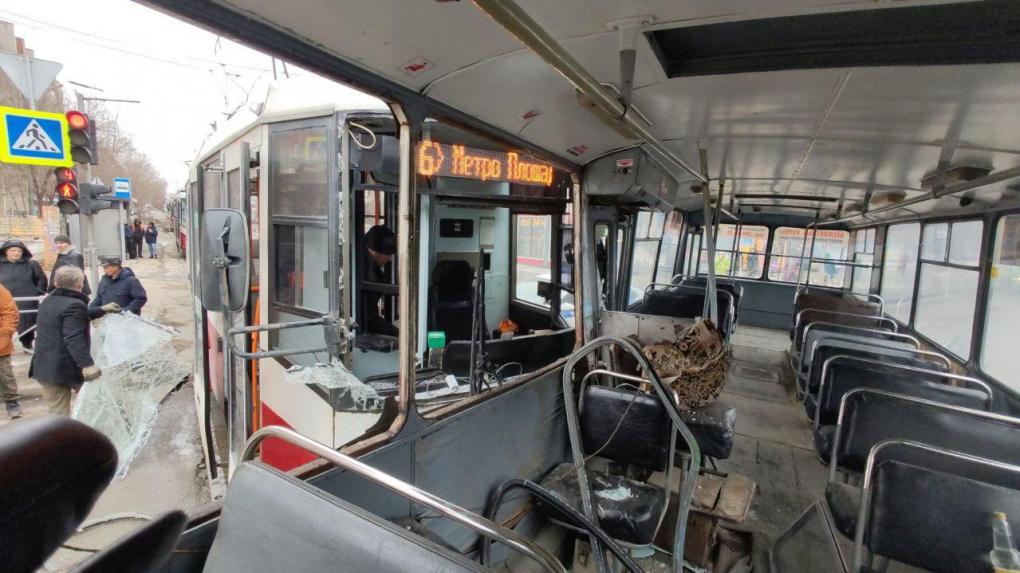 В Новосибирске при столкновении трамвая и троллейбуса пострадали люди