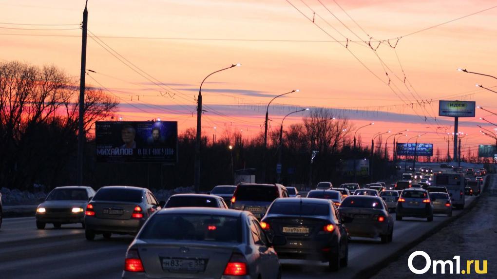 В утренний час пик пробки в Омске собрали 6 баллов