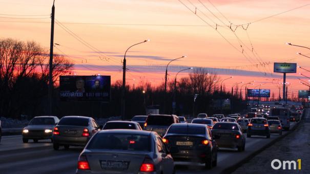 В утренний час пик пробки в Омске собрали 6 баллов