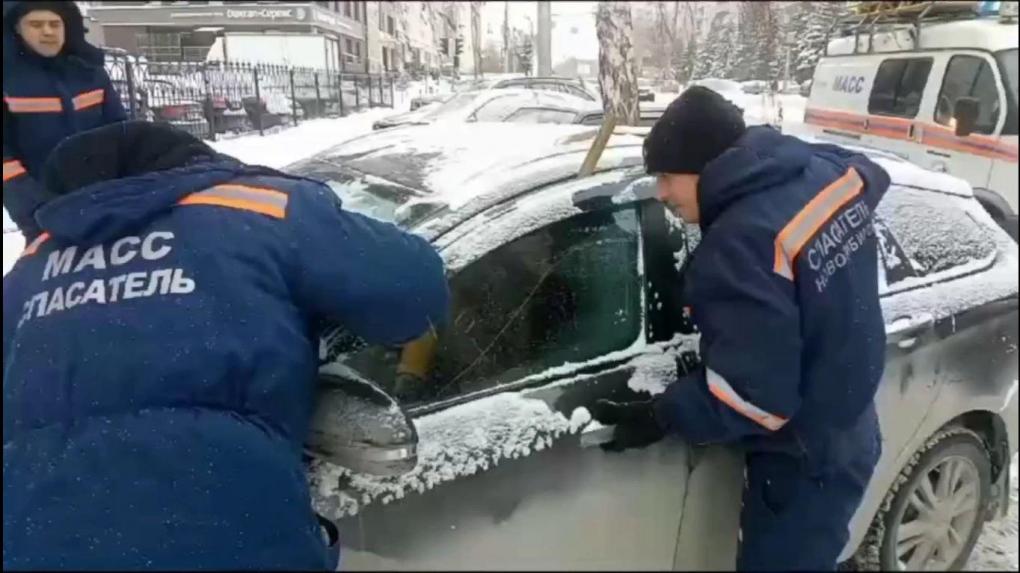 Двухлетний малыш оказался заперт в машине в Новосибирске