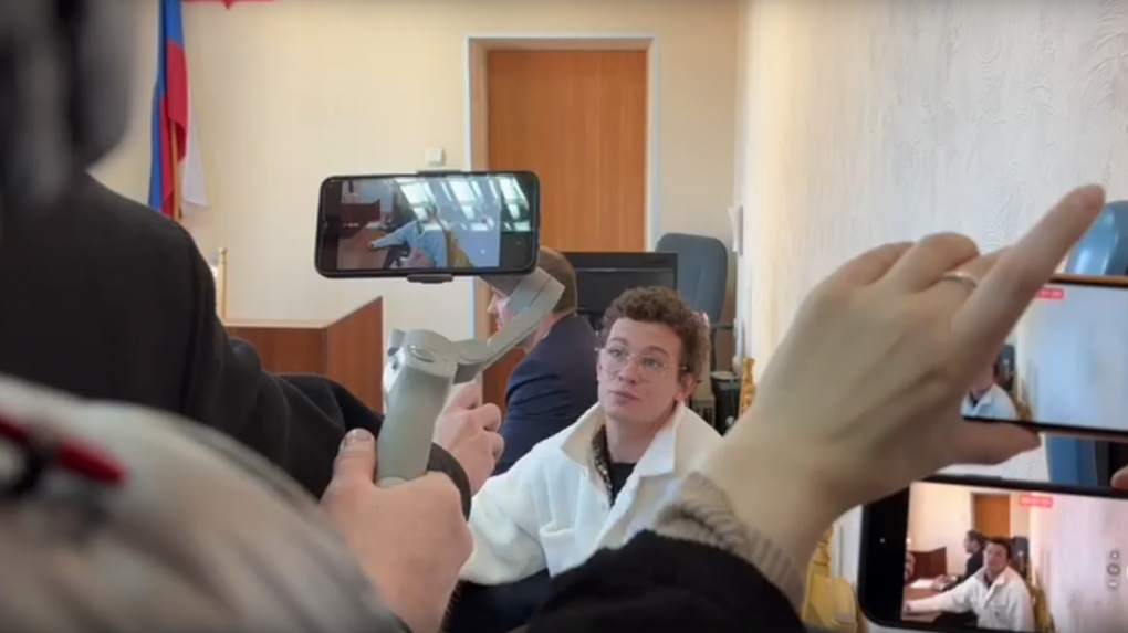 «Пусть укусит меня в ответ»: появилось видео с Никитой Кологривым из зала суда в Новосибирске