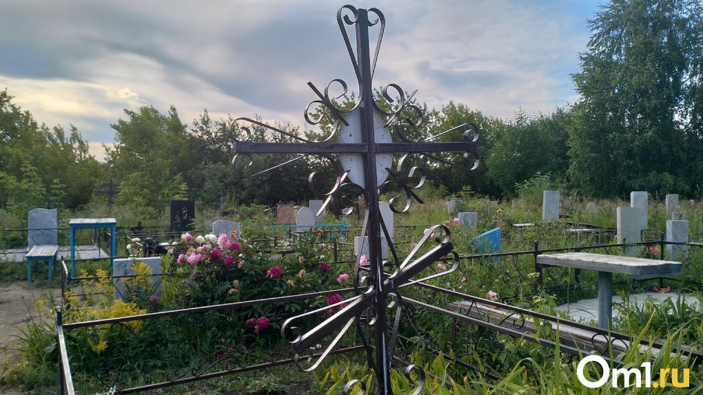 В Омске мужчина перепродавал оградки на кладбище с одной могилы на другую