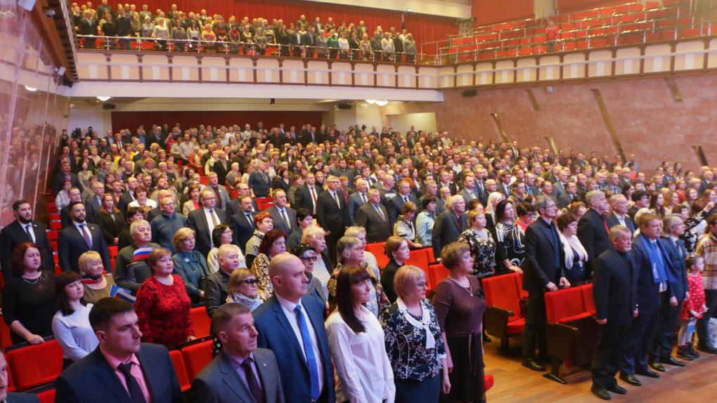 Здесь собрались те, кто искренне любит нашу страну: в Омске прошёл форум-концерт «Вместе! За Россию»