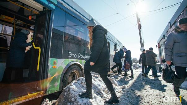 В 2023 году омичи стали чаще пользоваться общественным транспортом