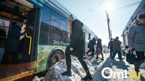 В 2023 году омичи стали чаще пользоваться общественным транспортом