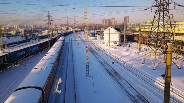 Поезд врезался в КАМАЗ на переезде под Новосибирском