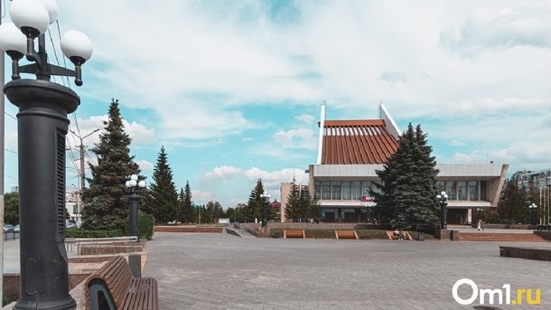 В Омске на Театральной площади появился провал