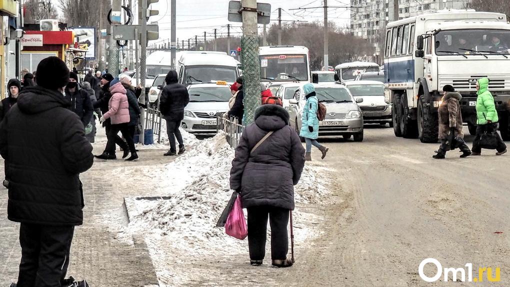 В Омске ребёнок скатился по наледи под колёса автобуса