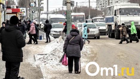 В Омске ребёнок скатился по наледи под колёса автобуса