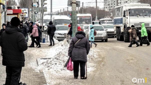 В Омске ребёнок скатился по наледи под колёса автобуса