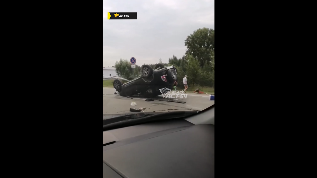 Внедорожник перевернулся на крышу после ДТП под Новосибирском. ВИДЕО