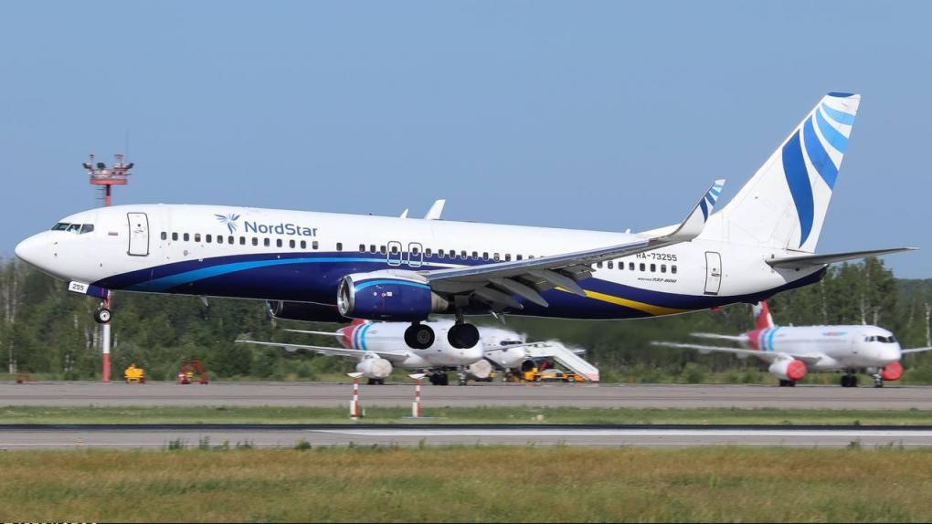 У самолёта из Новосибирска оторвало входную дверь