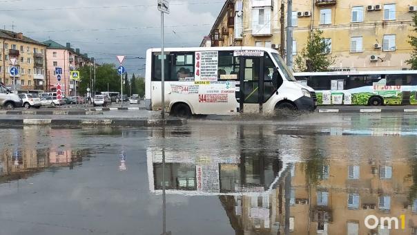 Во время непогоды омичи заметили смерч над частным сектором